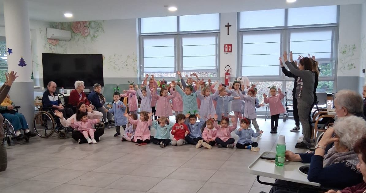 I piccoli dell’asilo di Sanfront in visita agli anziani della casa di riposo