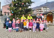 La Guida - Rifreddo, tanti Babbo Natale hanno portano doni ai bambini della primaria e dell’infanzia