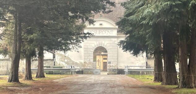 La Guida - Lascia l’auto all’esterno del cimitero di Paesana e le rubano la borsetta