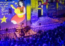 La Guida - La piazza del Municipio a Limone illuminata da 2.000 candele