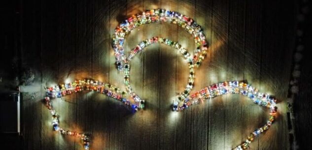 La Guida - A Trinità i trattori disegnano un angelo di luce e di speranza