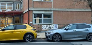 La Guida - Striscioni davanti alle scuole superiori di Alba