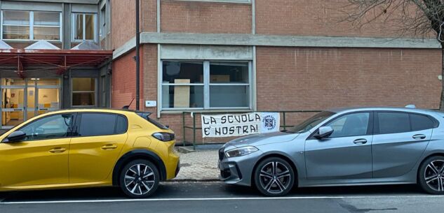 La Guida - Striscioni davanti alle scuole superiori di Alba