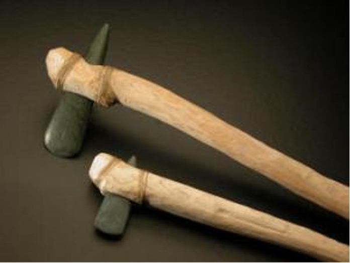 2-Ricostruzione di asce neolitiche di pietra verde
