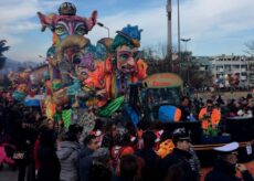 La Guida - Sfilata di carri allegorici a Busca, festa di musica e allegria