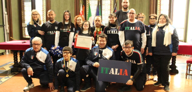 La Guida - Il Comune di Alba consegna una targa all’associazione “Le Nuvole”