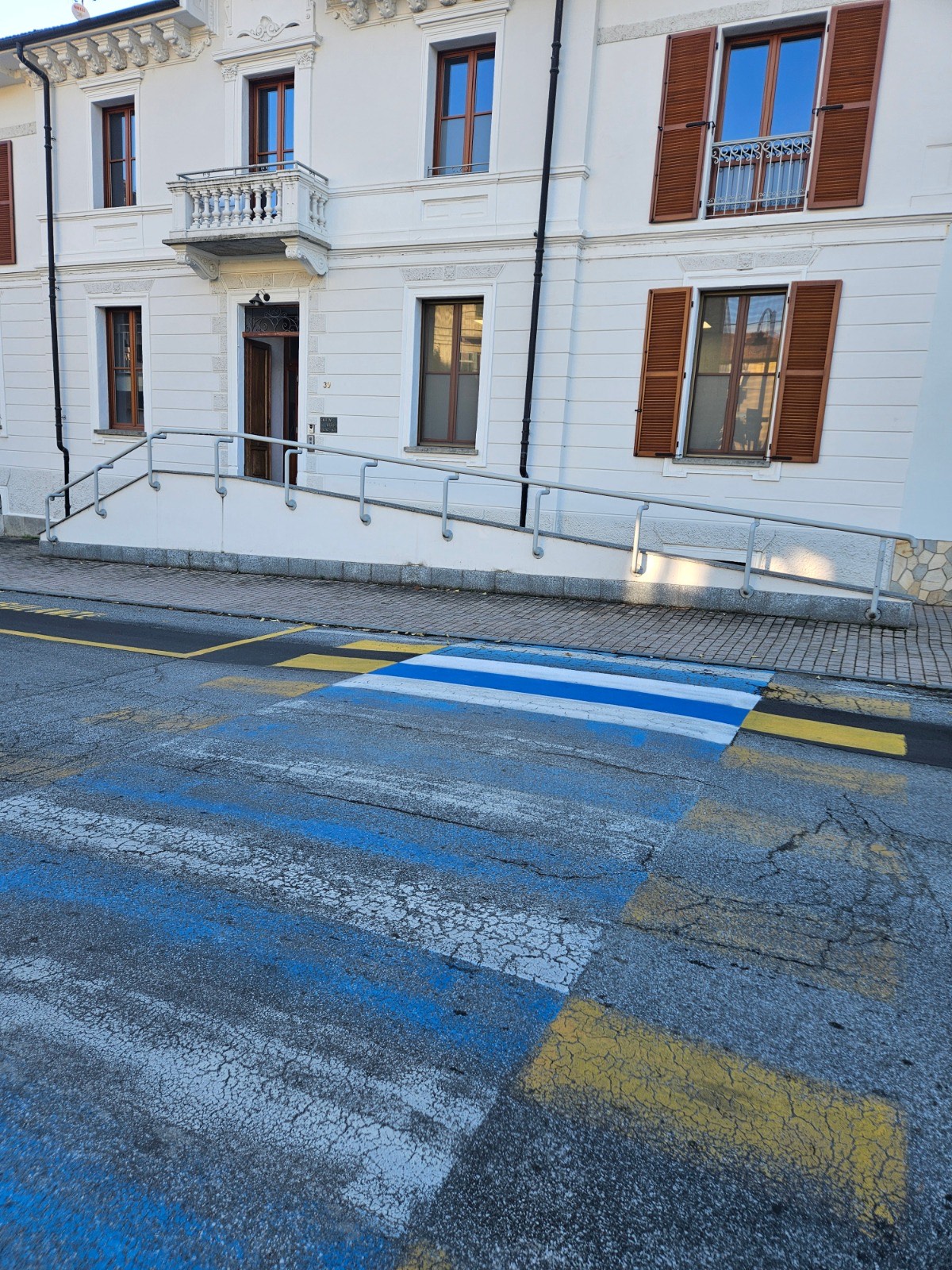 Sanfront, strisce pedonali incomplete