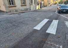 La Guida - Sanfront, strisce pedonali “a metà”