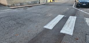 La Guida - Sanfront, strisce pedonali “a metà”