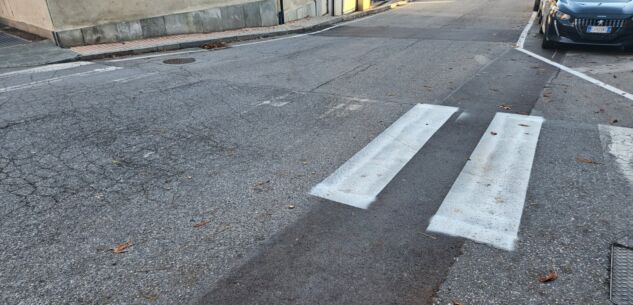 La Guida - Sanfront, strisce pedonali “a metà”