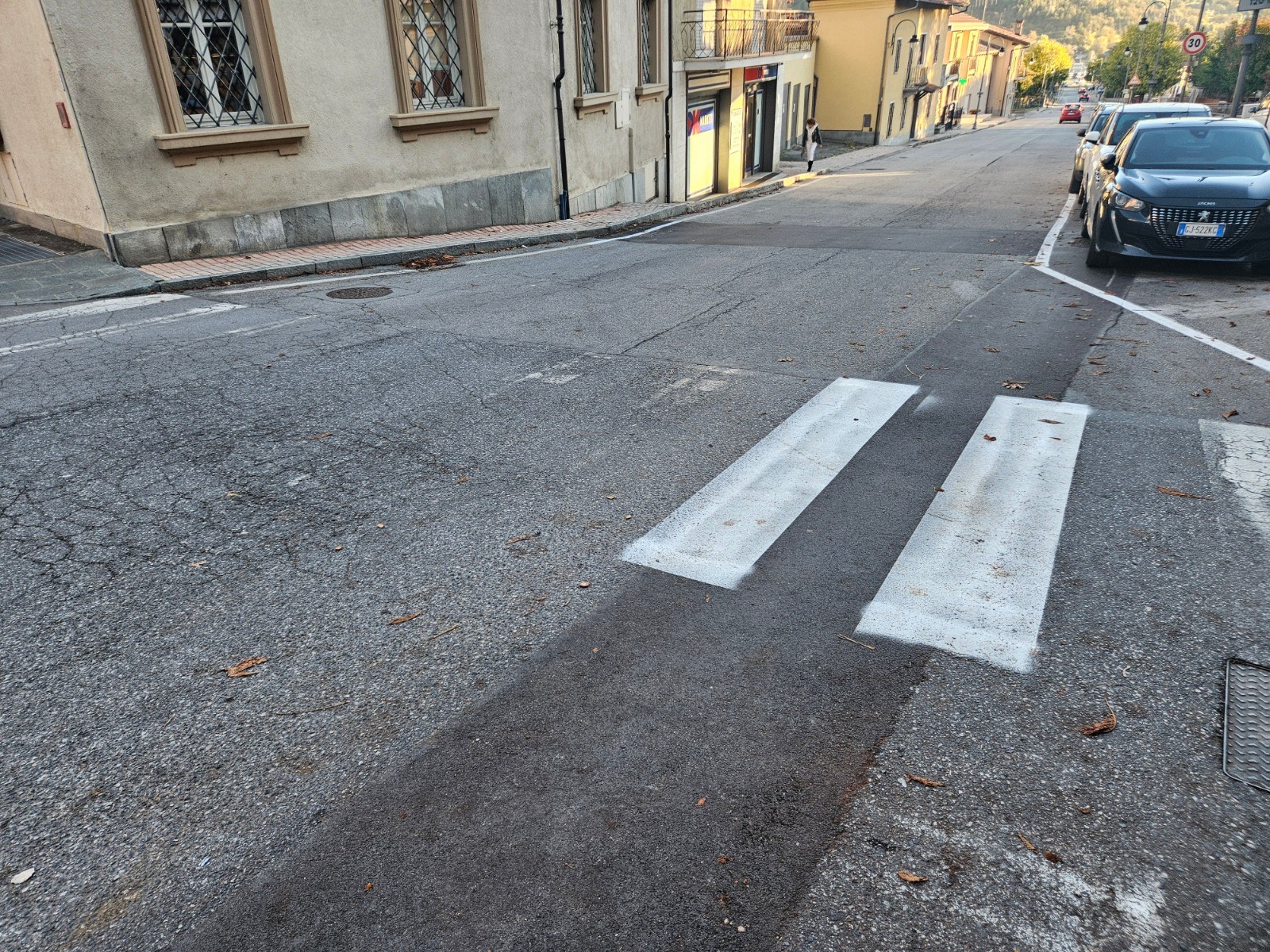 Sanfront, strisce pedonali incomplete