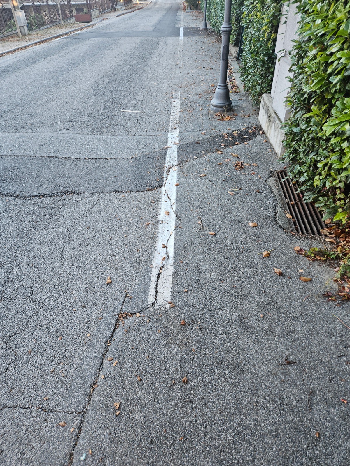 Sanfront, strisce pedonali incomplete