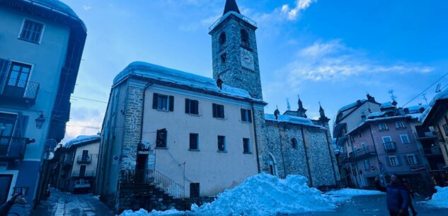 La Guida - Limone, in corso la rimozione della neve dai tetti (video)