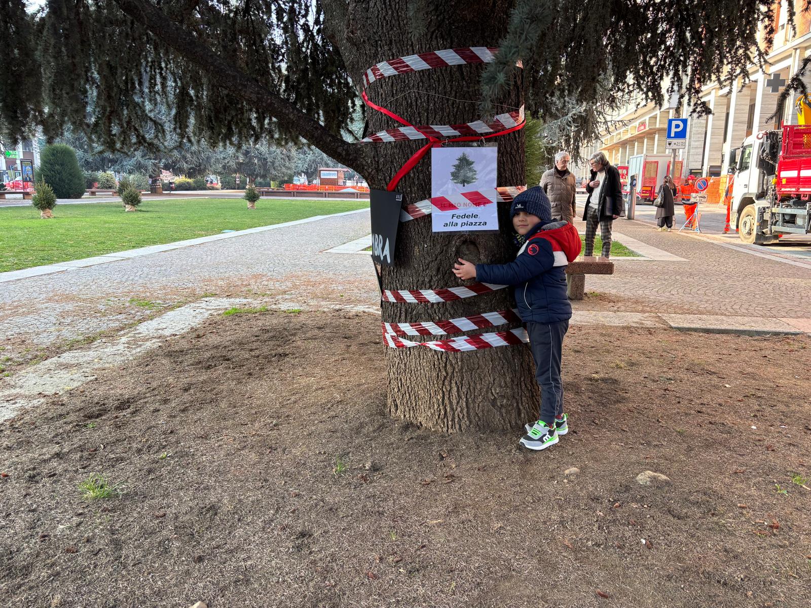 Cresce il dissenso, in tanti in piazza Europa chiedono di fermarsi con una protesta pacifica (video)