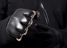 La Guida - Foto con pistole, un tirapugni in casa: richiesta una condanna