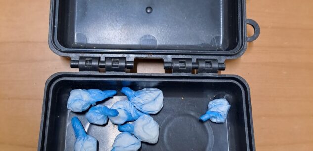 La Guida - Cocaina nascosta in un supporto magnetico attaccato all’esterno dell’auto
