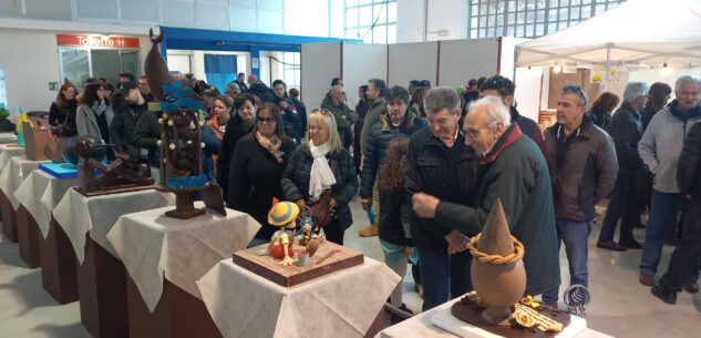 La Guida - “Borgo di cioccolato”, Sara Aimar vince il concorso delle sculture dedicate a Pinocchio [FOTO]