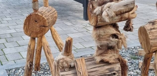 La Guida - Vandalizzate le renne in legno di via Po a Paesana