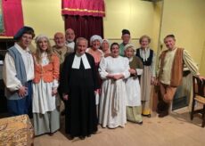 La Guida - Sul palco i “sagrin” del parroco di campagna Don Lorens