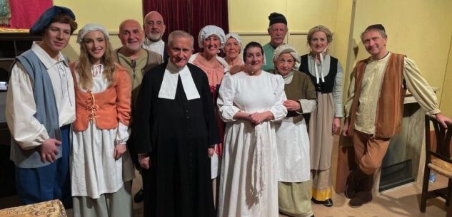 La Guida - Sul palco i “sagrin” del parroco di campagna Don Lorens