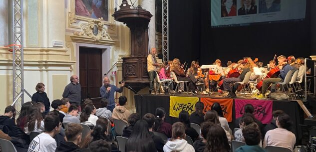 La Guida - Gli studenti della secondaria “Massimo D’Azeglio” commemorano le vittime della mafia