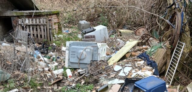 La Guida - Paesana, una discarica a cielo aperto a pochi metri dal mulino di Croesio