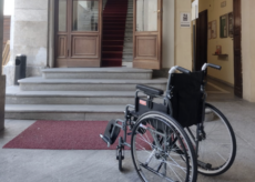 La Guida - Una carrozzina per le persone con difficoltà di deambulazione per accedere in Comune