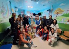 La Guida - Supereroi, Alterlego e collezionisti delle figurine Panini donano uova pasquali al reparto Pediatria di Cuneo