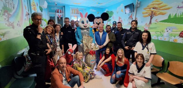 La Guida - Supereroi, Alterlego e collezionisti delle figurine Panini donano uova pasquali al reparto Pediatria di Cuneo