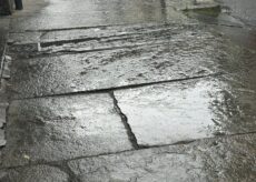 La Guida - La pioggia e la situazione dei marciapiedi nel centro di Cuneo