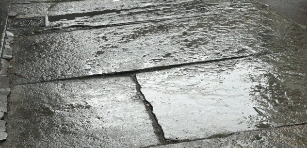 La Guida - La pioggia e la situazione dei marciapiedi nel centro di Cuneo