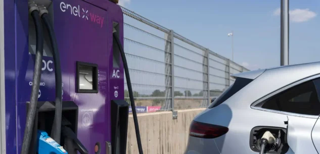 La Guida - Colonnine per la ricarica delle auto elettriche in piazza Vittorio Veneto a Paesana