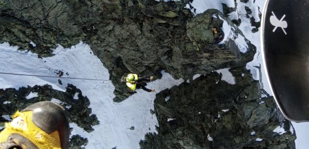 La Guida - In due bloccati sotto la Punta Venezia, salvati dall’elicottero