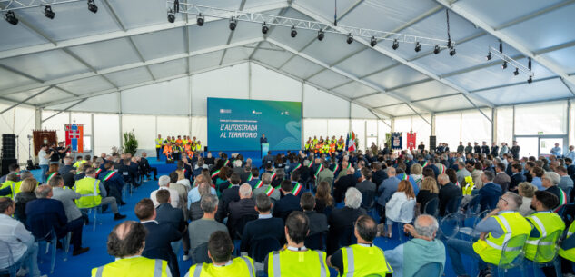 La Guida - Salvini all’inaugurazione dell’Asti-Cuneo: “Con i vincoli di Bruxelles non riusciamo ad asfaltare le strade” (video)