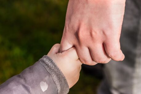 mano di bambino (Pixabay)