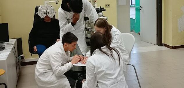 La Guida - Al Grandis di Cuneo 38 studenti preparano e donano 22 paia di occhiali a persone bisognose