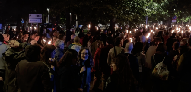 La Guida - La fiaccolata a Cuneo per celebrare la Liberazione (video)
