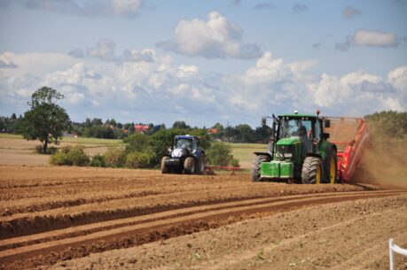 trattori in un campo (foto Pixabay)