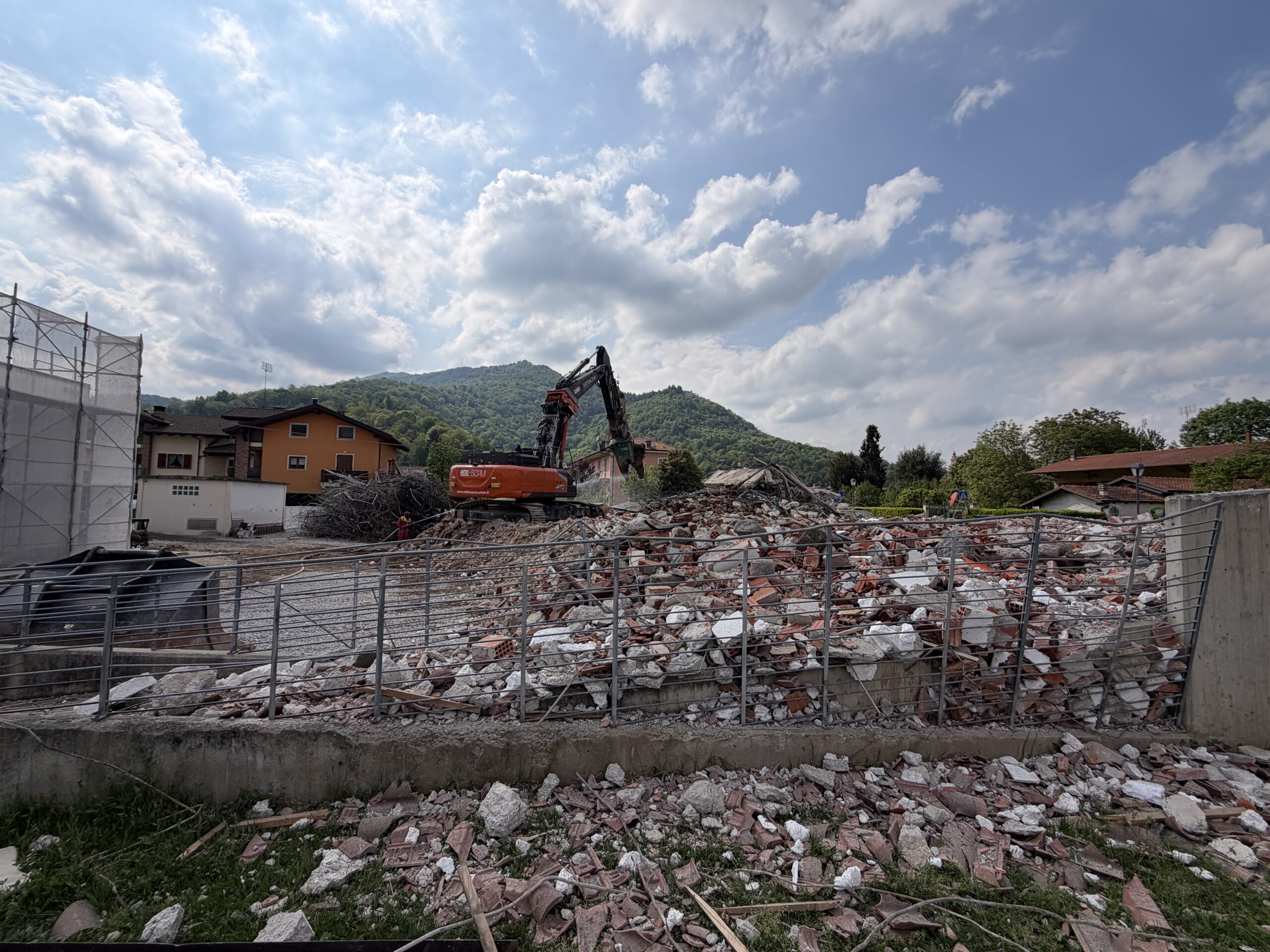 Bernezzo, demolita la scuola primaria: entro il 2028  quella nuova (FOTO)