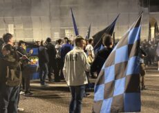 La Guida - Tifosi in piazza a Cuneo per l’Inter campione d’Italia per la 21ª volta (video)