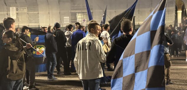 La Guida - Tifosi in piazza a Cuneo per l’Inter campione d’Italia per la 21ª volta (video)