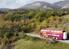 La Guida - Un bus-teatro nelle aziende del cuneese contro la violenza di genere