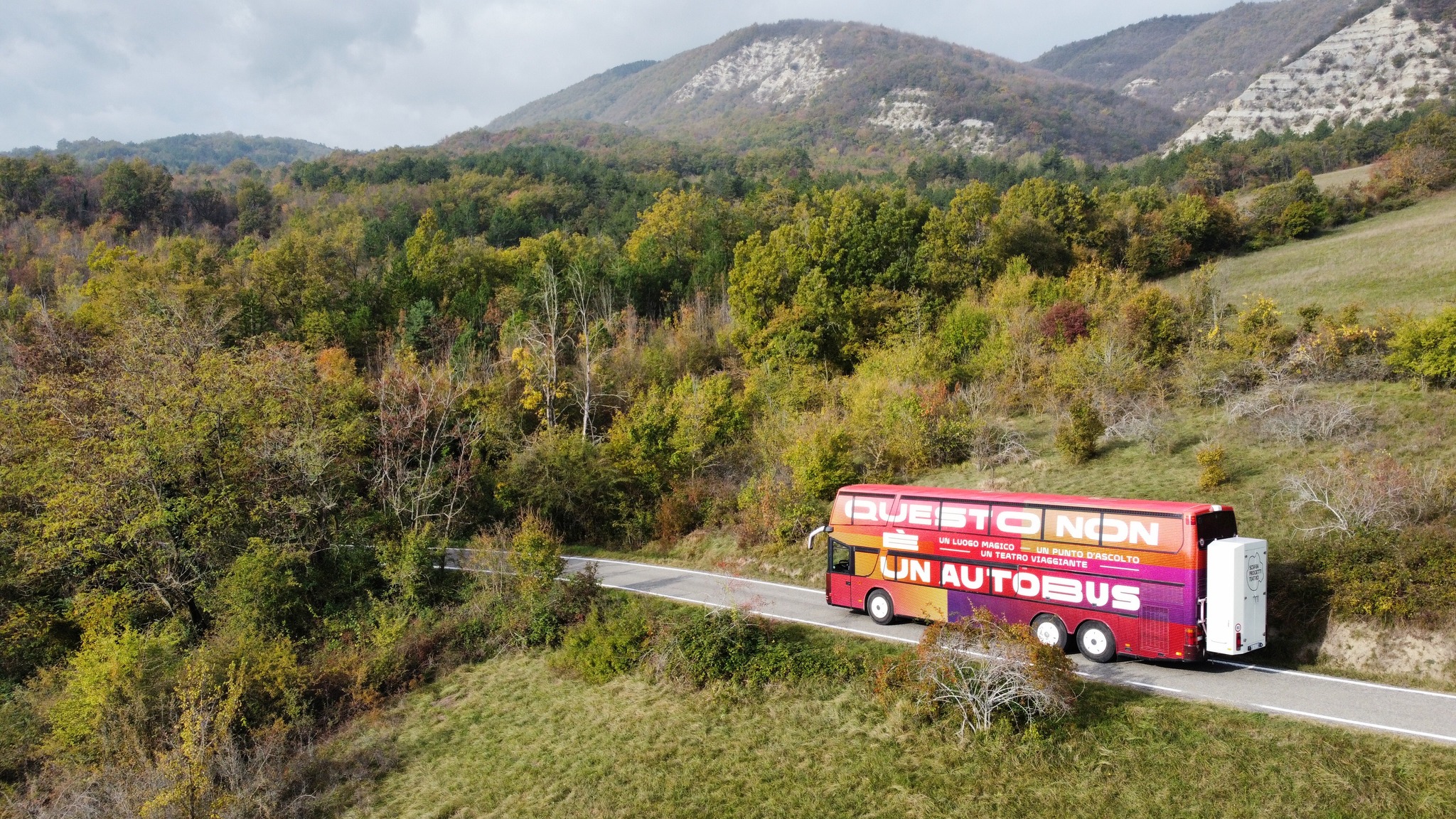Un bus-teatro nelle aziende del cuneese contro la violenza di genere