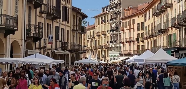 La Guida - Saluzzo si fa bella: torna “Negozi in Strada”