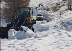 La Guida - Strada del Colle della Lombarda, operazioni di sgombero neve per la riapertura