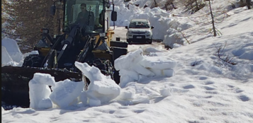 La Guida - Strada del Colle della Lombarda, operazioni di sgombero neve per la riapertura