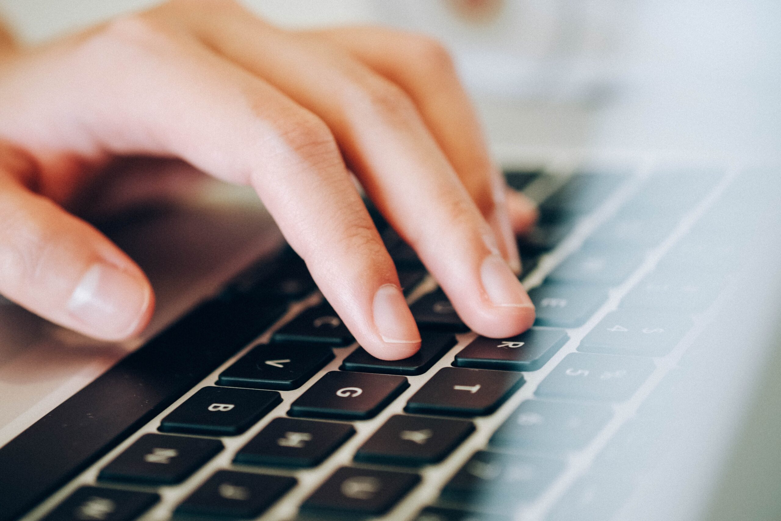 mano che scrive su tastiera pc (foto Pixabay)