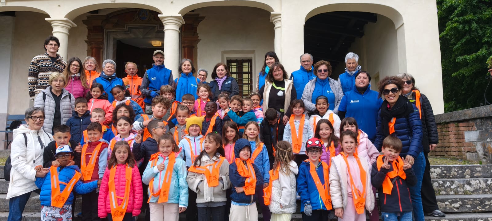 I bambini abbelliscono gli spazi attorno al santuario di Monserrato