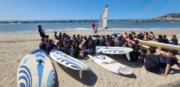 La Guida - Cinquanta studenti del Bonelli a scuola di windsurf