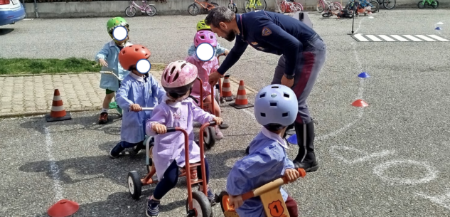La Guida - Ragazzi e bimbi imparano la sicurezza stradale con la Polstrada